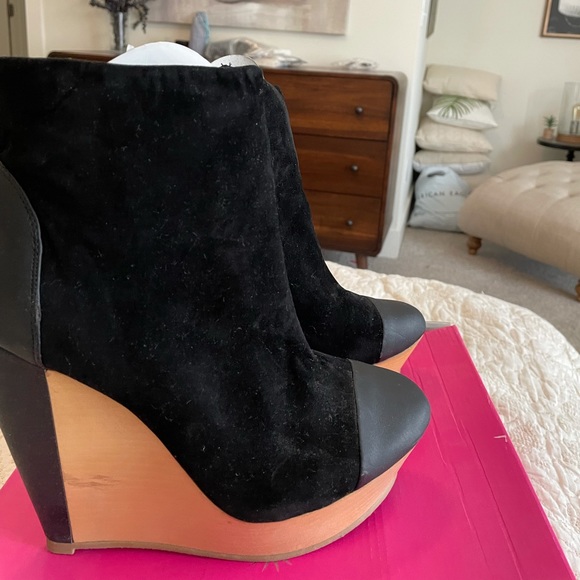Black wedge booties size 9 - Picture 4 of 4